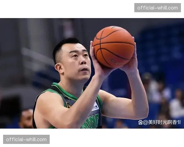 特写：老将韩德君在训练中加练防挡拆脚步，备战季后赛潜在对手